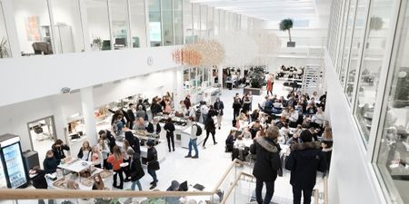 Mange mennesker i en aula på en videregående skole. Foto.