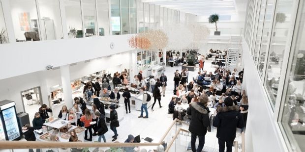 Mange mennesker i en aula på en videregående skole. Foto.