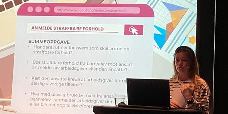  Rikke Rosvold i halvfigur avbildet på talerstol .