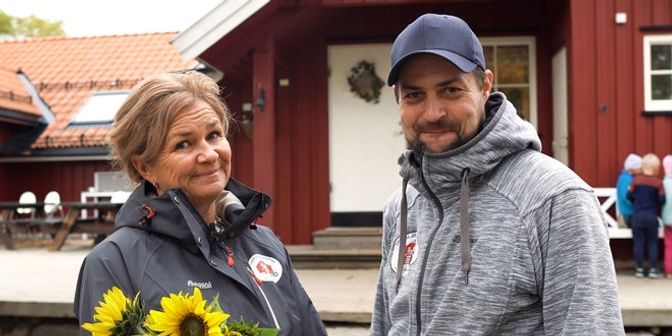 Foto av kvinne og mann som smiler