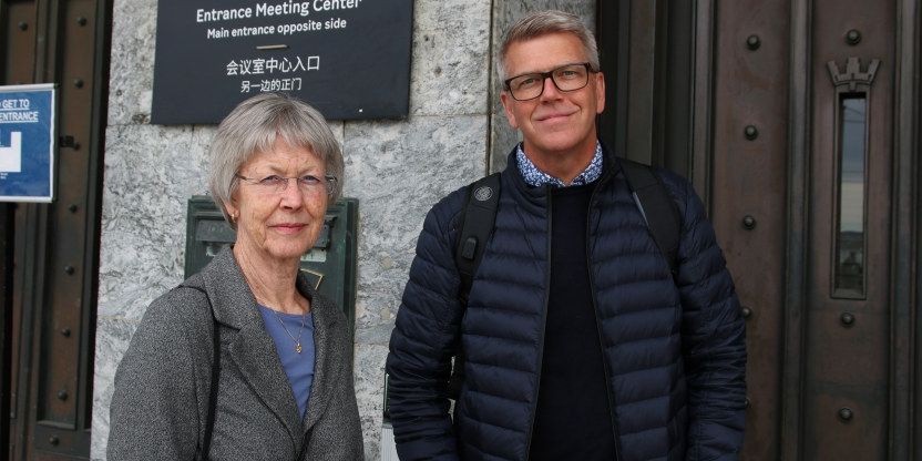 Therese Thyness Fagerhaug står sammen med Bård Erik Ruud. De står utenfor en dør. Og ser i kameraet.