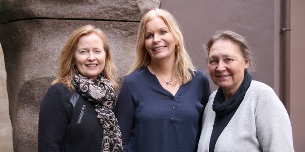 Berit Anne Halkjelsvik, t.v. Sissel Havre og Bente Schei Ystehede fra sekretariatet er noen av de som svarer lederhjelpen.