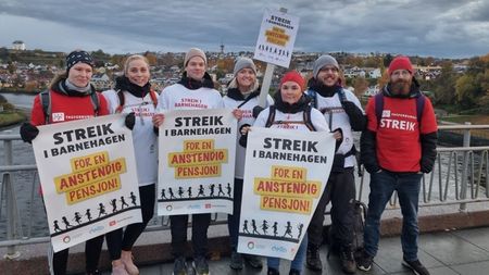 Sju streikende fra Utdanningsforbundet og Fagforbundet med plakater og t-skjorter med påskriften "Streik i barnehagen - for en anstendig pensjon!" Foto.