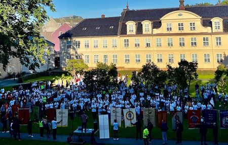 Mellom 400 og 500 lærere stilte opp på gårdagens streikemarkering i Rådhusparken i Trondheim. Foto: Erling Moe