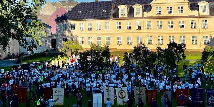 Mellom 400 og 500 lærere stilte opp på gårdagens streikemarkering i Rådhusparken i Trondheim. Foto: Erling Moe