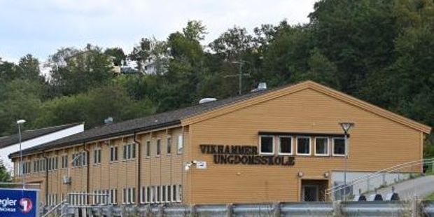 Bilde av Vikhammer skole, et gult trehus