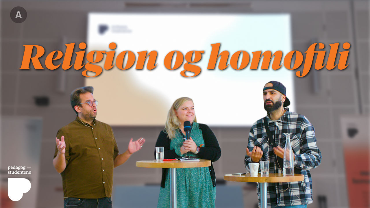 Tre personer står bak runde høye bord. Fra venstre en mann, en kvinne og en mann. På bildet står det "Religion og homofili". Foto med tekst. 