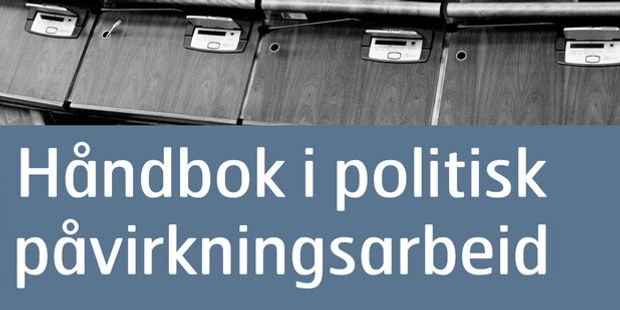 Bilde fra sal med teksten "Håndbok i politisk påvirkningsarbeid". Foto.