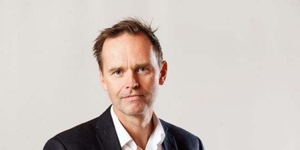 Portrett av mann i dressjakke. Foto.