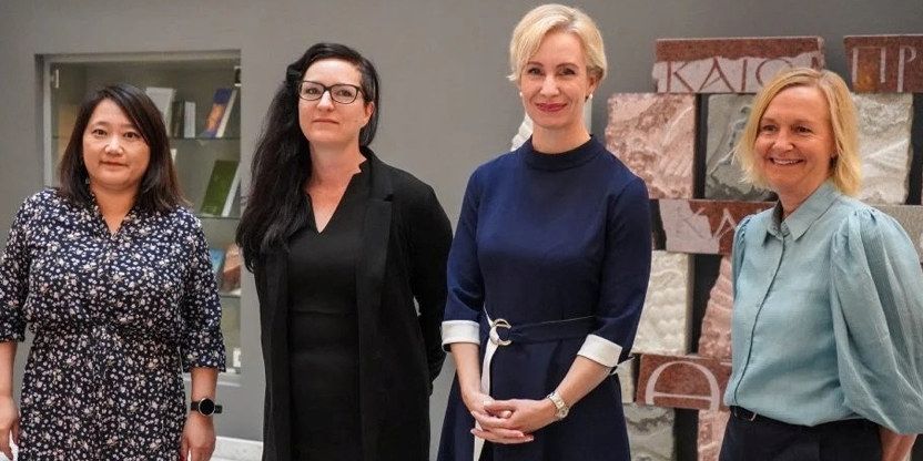Fire damer som står på linje inne og ser mot kameraet. Fra venstre Gun Hafsaas (forhandlingsleder Unio KA), Karianne Hansen Heien (Fagforbundet), Anne Cecilie Andresen (forhandlingssjef i KA) og Irmelin Stødle (Delta). Foto: KA