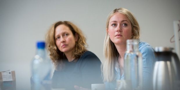 To kvinner i møterom. Foto.