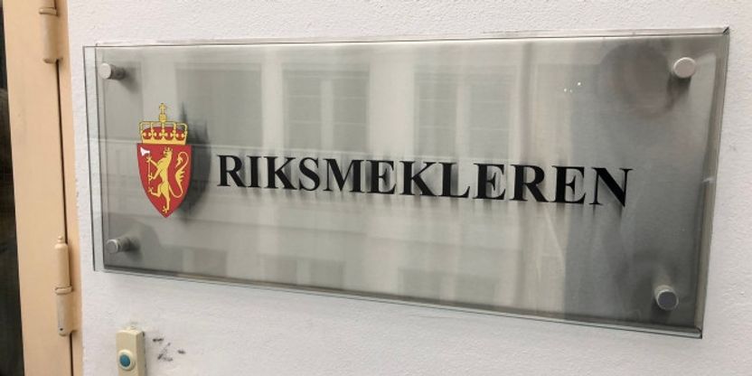 Bilde av skiltt til Riksmekler. 