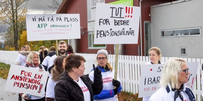 Streikende med plakater. Fra PBL-barnehagen Store Tune gård i Sarpsborg.