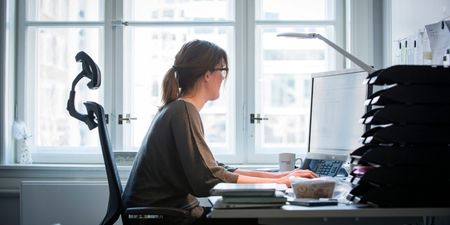 Lærer forbereder undervisningstime, foran PC, på kontor, inne