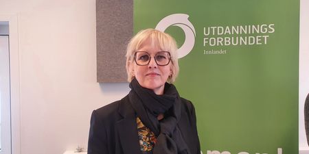 Bilde av Torill Beitdokken, stående foran en roll-up