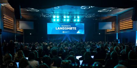 Oversiktsbilde fra landsmøtesalen der vi ser hovedskjermen hvor det står Landsmøte 2023.