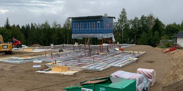 Slik så det ut på byggeplassen 06.09.21. Såla til barnehagen er støpt. Tekniske rom er lagt til midten av bygget. 