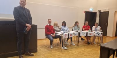 Politikarar frå ulike parti i Sogndal i debatt om låge søkertal til lærarutdanningane.