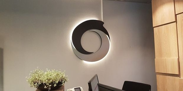 Utdanningsforbundet sin logo i resepsjonen i Hausmannsgate 17. Foto.