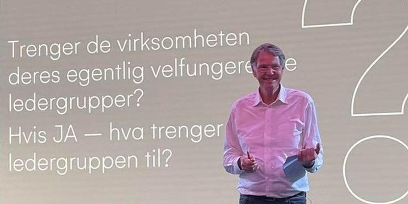 Vi ser bilde av Henning Bang i halvfigur