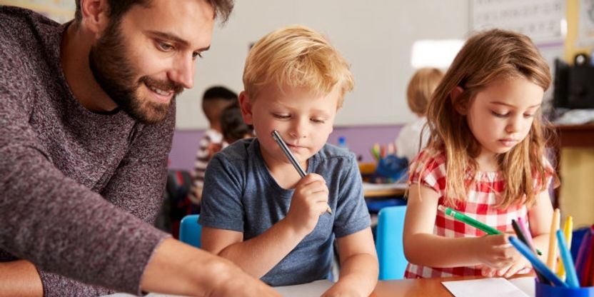 lærer i klasserom med elever