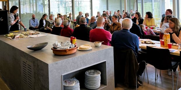 Foto av Elisabeth Jensen Lombnæs, fra intitiativet «Lærere for fred i Gaza» holdt appell på 1. maifrokosten med Utdanningsforbundet Oslo