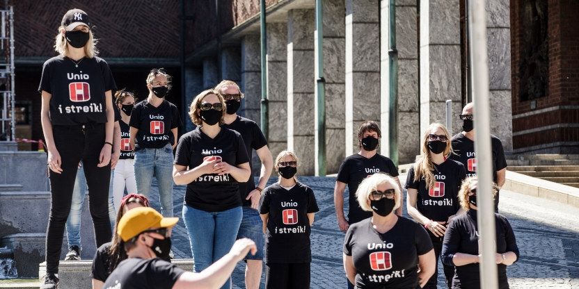 Streikende med Unio-streike-t-skjorte på et arrangement utenfor Oslo rådhus.