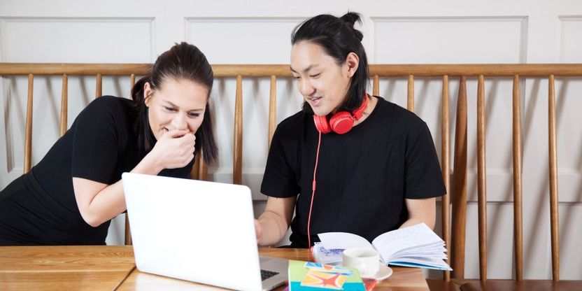 To studenter som sitter å jobber på lapptopp. Foto