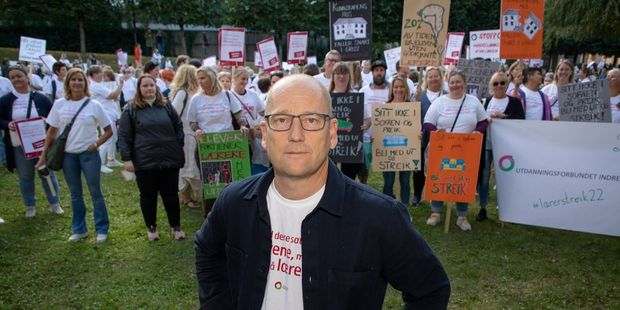 Steffen Handal foran streikende lærere i Bærum på tirsdag. 