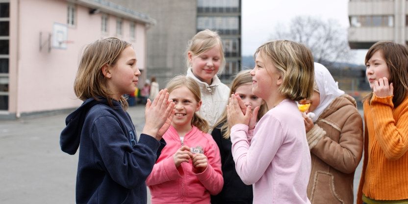 Ruseløkka skole, skolegård, lek, barn, friminutt, venner, aktivitet, heldagsskole, ute, glede