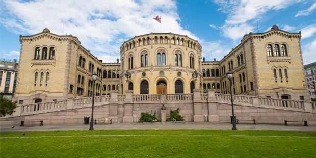 Stortinget sett fra Eidsvolds-plass. Foto.