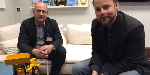 Forbundsleder Steffen Handal sammen med kunnskapsministeren Torbjørn Røe Isaksen. Foto. 