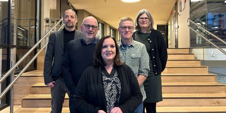 Bilde av  fem mennesker i en trapp. Foran: Aina Skjefstad Andersen, forhandlingsleder. Bak fra venstre: Martin Minken, Rune Hovland, Eyvind Martinsen og Tone Rosvoll. Foto: Eli Kristine Korsmo