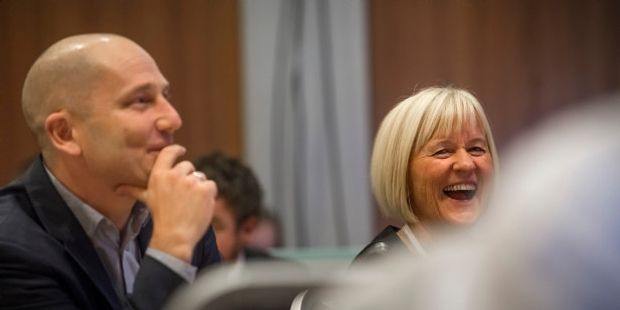 En mann og en dame som smiler. Foto.