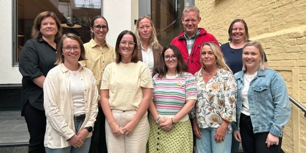 Bildet viser Utdanningsforbundets fagnettverk i norsk. Ti personer står oppstilt i en trapp. Disse ti personene er på bildet: Bak fra venstre: Kristin Jonberg, Silje Andreassen, Kathrine Stensland, Øystein Jetne og Ann Kristin Molde. Foran fra venstre: Emilia Ragnarsdottir, Anja Reiten, Aina Kverneland, Inger Tveit og Ingeborg Strandos.