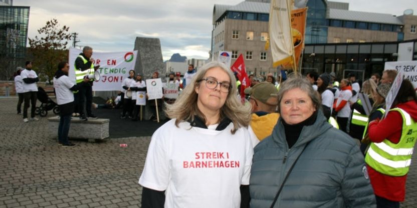 Bildet viser streikeleder i Utdanningsforbundet Bodø, Elisabeth Tobiassen og nestleder i Nordland, Karen Strandenæs