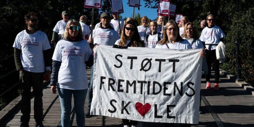 En gjeng med rundt ti lærerere i streikeskjorter med et banner som leser "STØTT FREMTIDENS SKOLE". Foto: Utdanningsforbundet/Bærum
