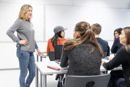 Bilde av lærer med elever i klasserom