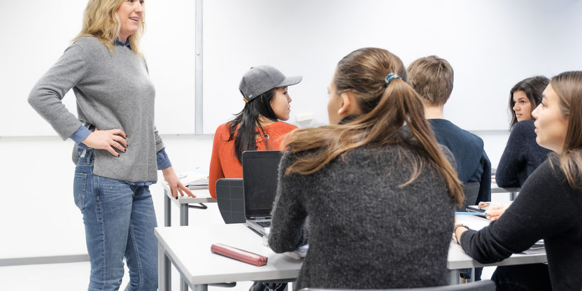 Bilde av lærer med elever i klasserom