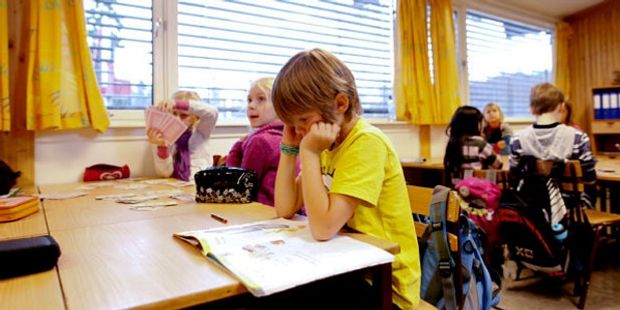 Barneskoleelever i et klasserom. Foto.