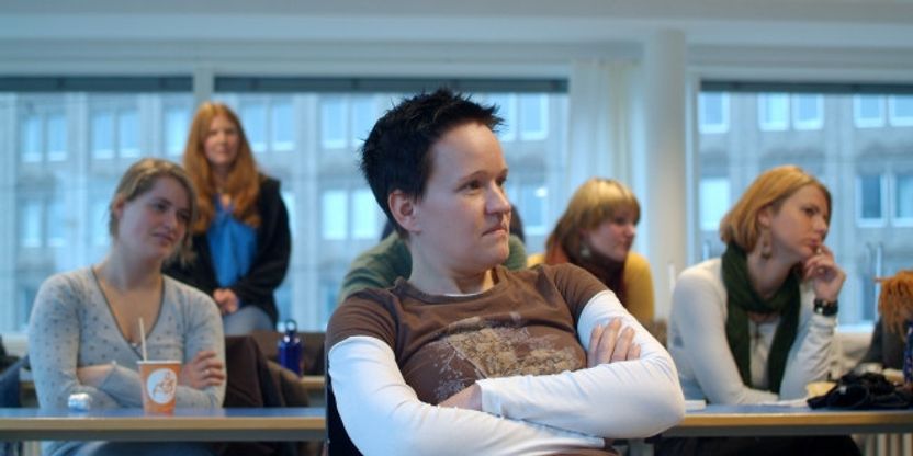 Illustrasjonsbildet fra Høgskolen i Oslo viser flere lærerstudenter i et auditorium. En mann og fire kvinner følger nysgjerrig med i forelesningen.