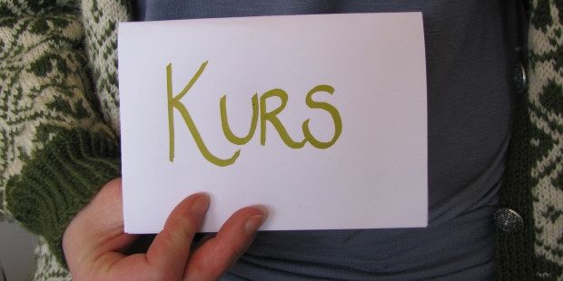 Bilde av en hånd som holder hvit lapp der det er skrevet kurs