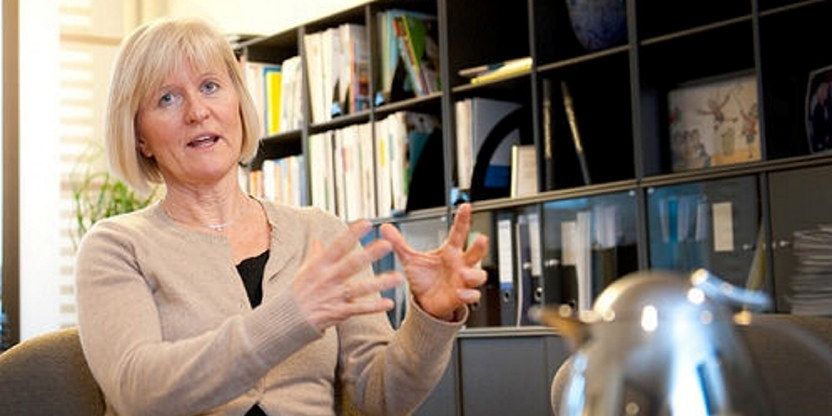 Unio-leder Ragnhild Lied sitter skrått overfor fotograf i stol og gestikulerer med hendene.