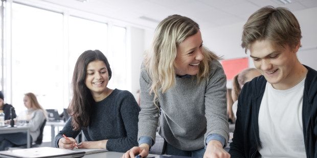 Ullern videregående skole, allmennfaglig / studieforberedende, klasserom med elever, fokus lærer og to elever, bildet ble tatt 13.12.2017.