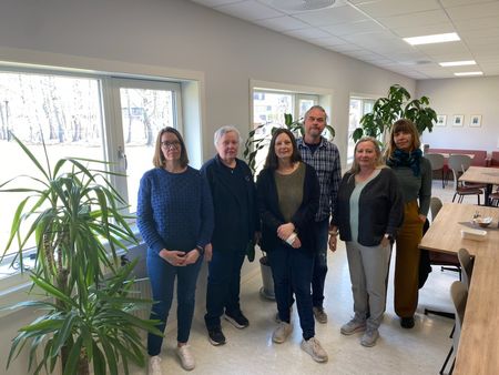 Bilde av lærere ved Skarnes videregående skole. Jørgen Lesjø og kollegaer står ved siden av hverandre og ser på fotografen