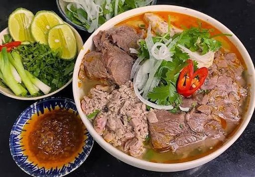 Hương Huế Quán: Bún Bò Huế Đặc Trưng 🍜🌶️