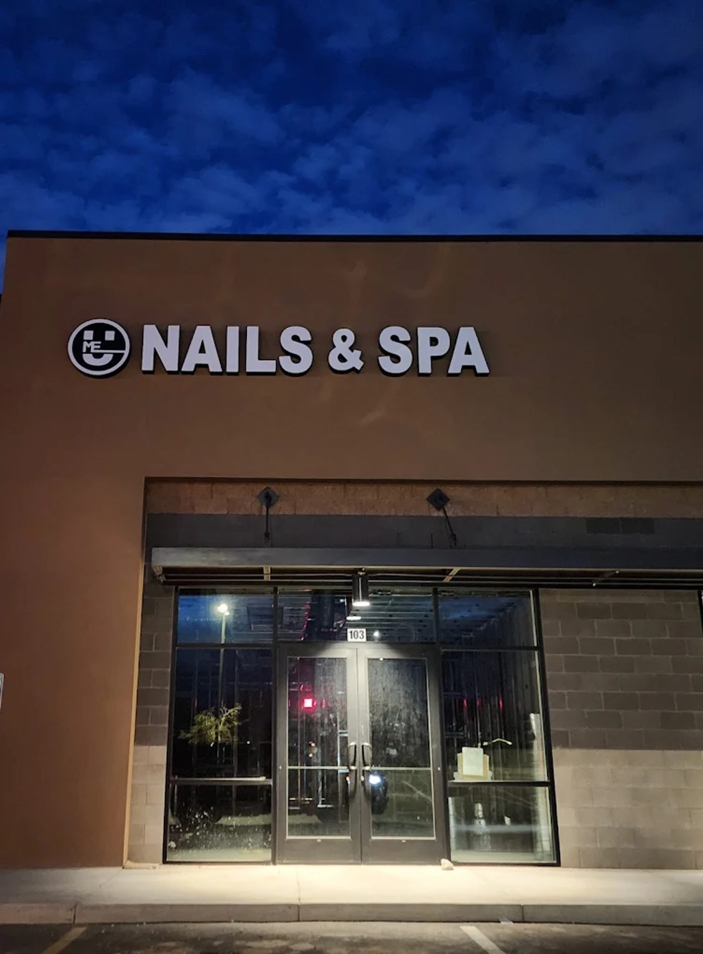 Tuyển Chị Em Thợ Nails 2 Tiệm Resort UME Nails & Spa Verrado