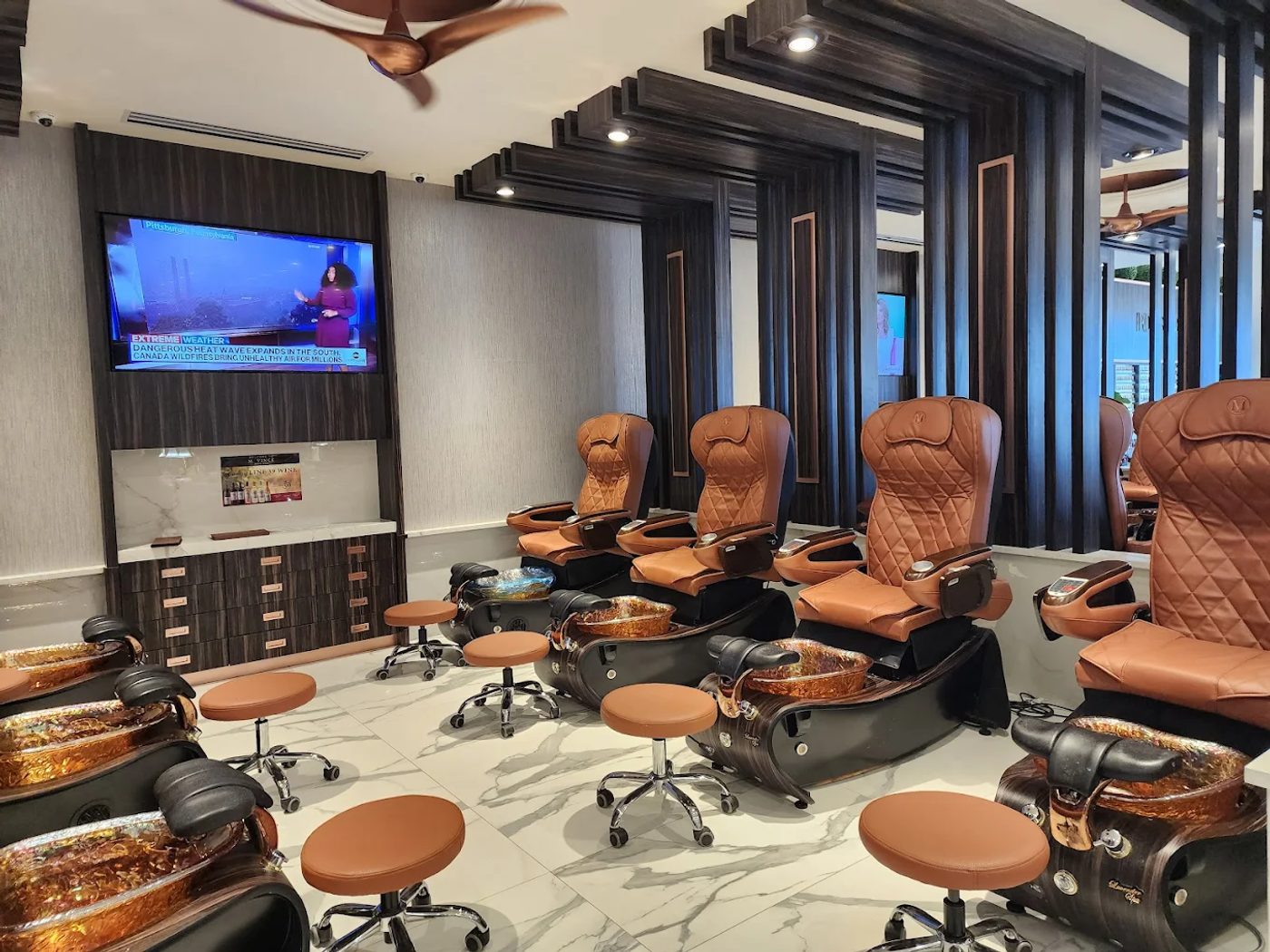 Tuyển Thợ Nails & Lash Extension - Tiệm Đông Khách Tại Castle Rock, CO