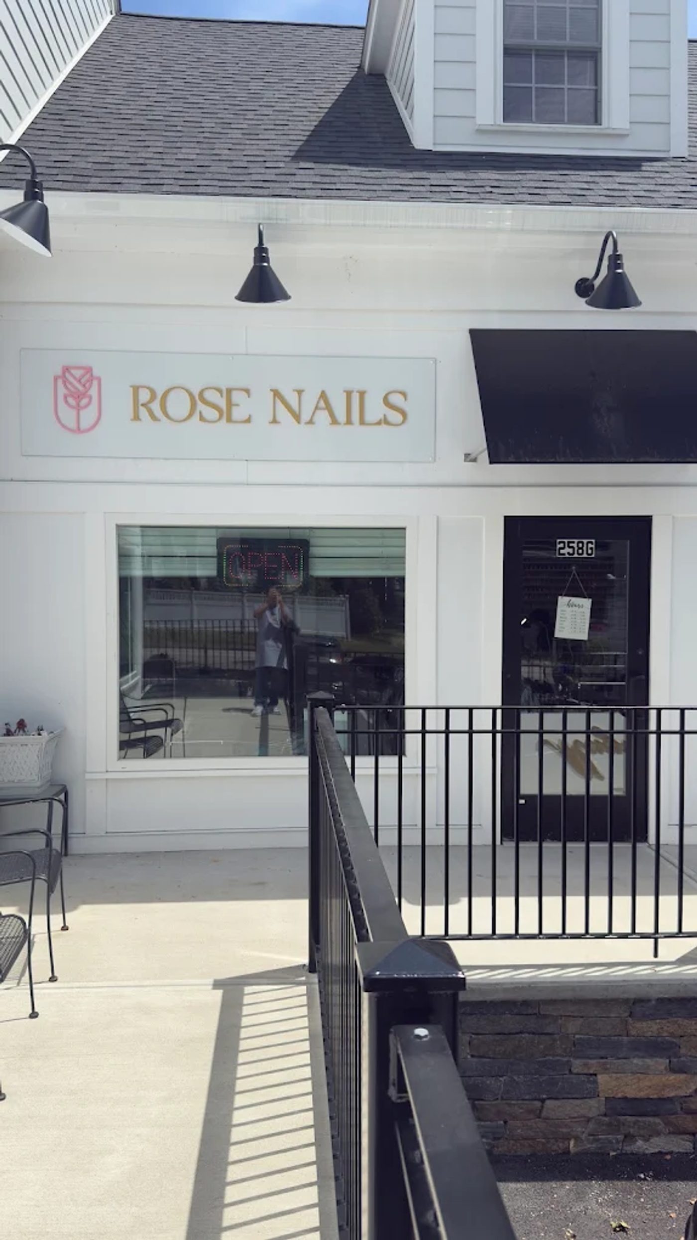 Tuyển Reception Tiệm Nails Rose Nails Medfield, MA - Lương Cạnh Tranh