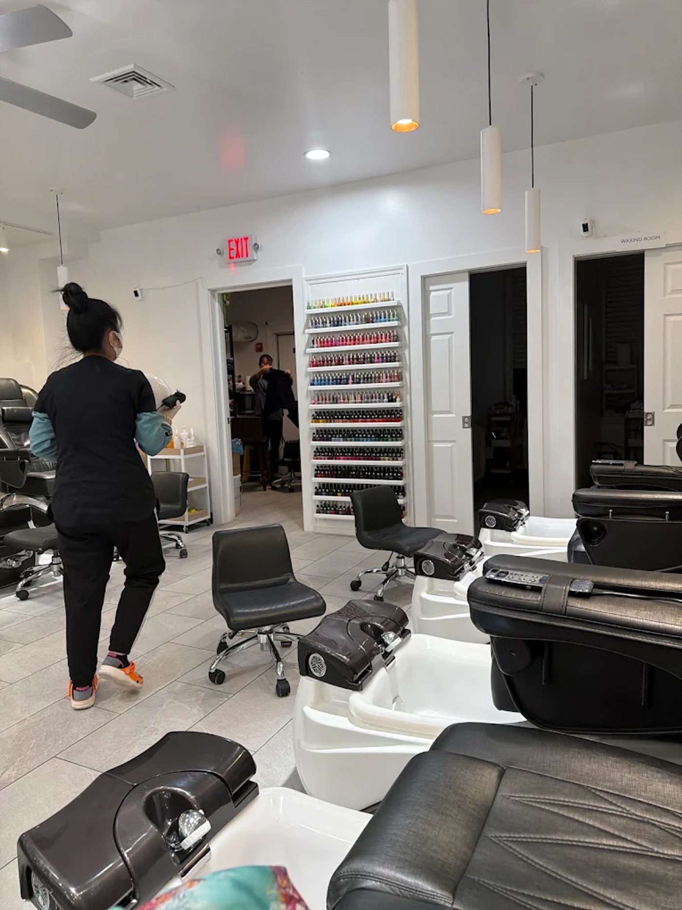 Tuyển Lễ Tân Nail Salon Có Kinh Nghiệm